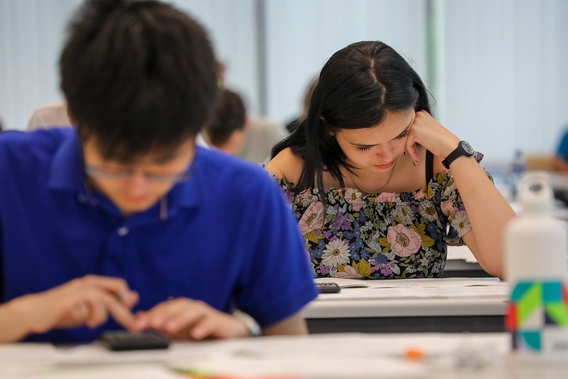 Examen-elev-admitere-test-gandeste-fata-baiat-ICHO-2023-Flickr.jpg - NewsFactor