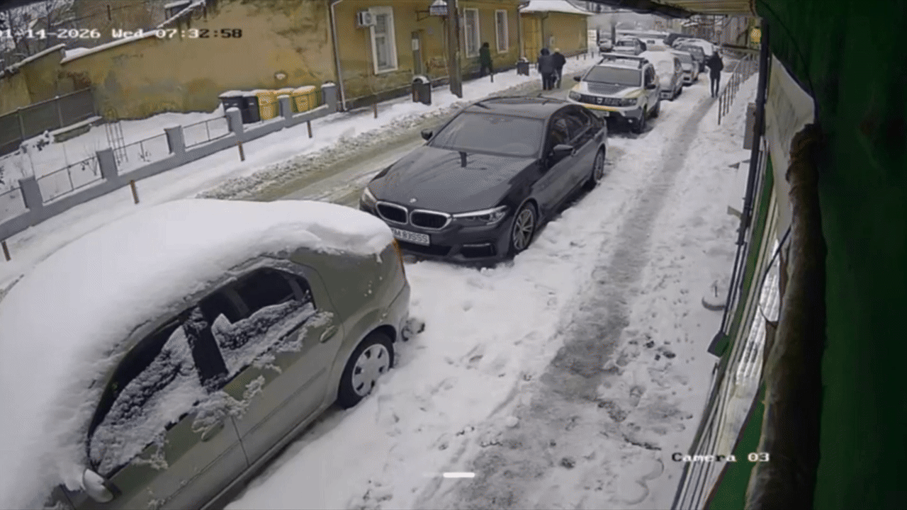 Explozie devastatoare la Poliția Rutieră din Lugoj: Trei polițiști răniți O explozie puternică a avut loc miercuri dimineață la sediul Poliției Rutiere din Lugoj, provocând răni grave și panică în rândul martorilor