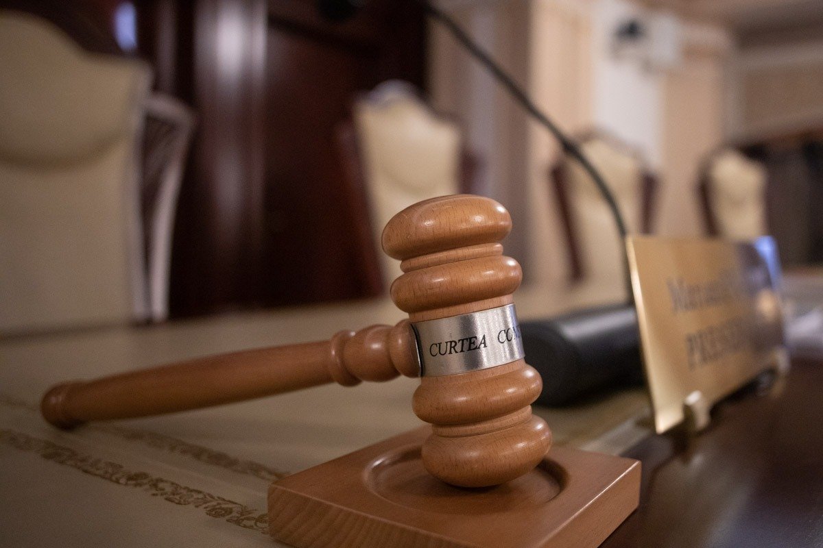 Curtea Constituțională a României a stabilit, miercuri, că este neconstituțional articolul din lege care precizează că ofițerul sau agentul de poliție judiciară își încetează activitatea în cadrul structurilor de poliție specializate în combaterea criminalității organizate după retragerea avizului conform al procurorului-șef al Direcției de Investigare a Infracțiunilor de Criminalitate Organizată și Terorism (DIICOT)