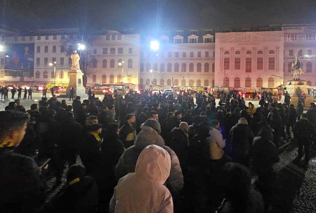 Fanii Fenerbahce au invadat Centrul Vechi din București! Imagini live!