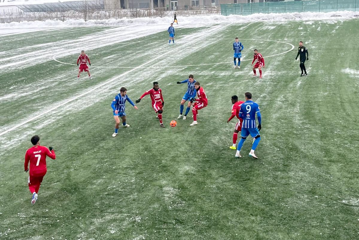 Farul și FC Botoșani, duel amical în zăpadă la Mogoșoaia