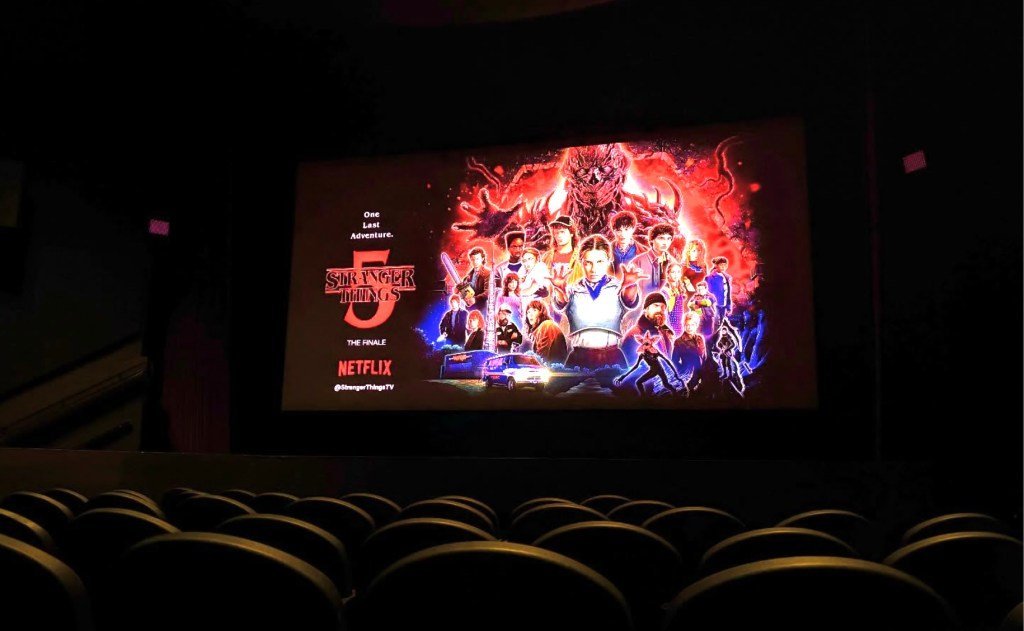 Zeci de mii de fani se pregătesc pentru finalul „Stranger Things” în cinematografele din Nord-America Seria „Stranger Things”, fenomenul cultural care a captivat milioane de telespectatori, își marchează finalul într-un mod spectaculos, cu proiecții în peste 620 de cinematografe din Statele Unite și Canada