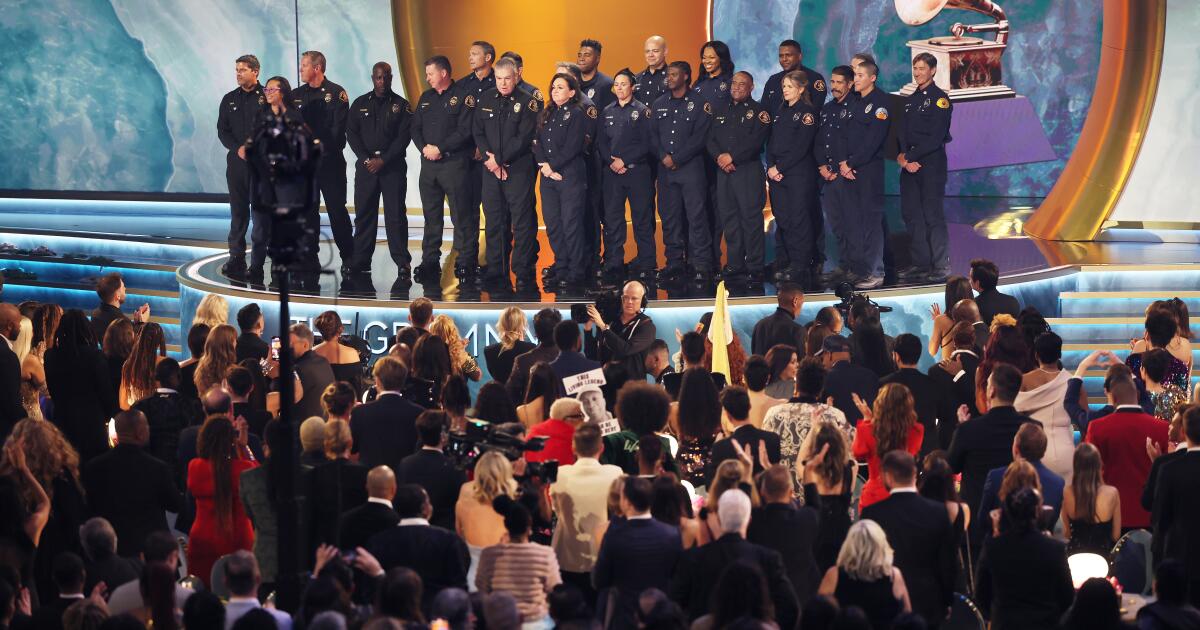 Grammys 2026: Între provocări și inovație într-un spectacol de excepție Ceremonia Premiilor Grammy din acest an, programată pentru duminică, promite să fie o adevărată sărbătoare a muzicii, desfășurată în Crypto.com Arena din Los Angeles
