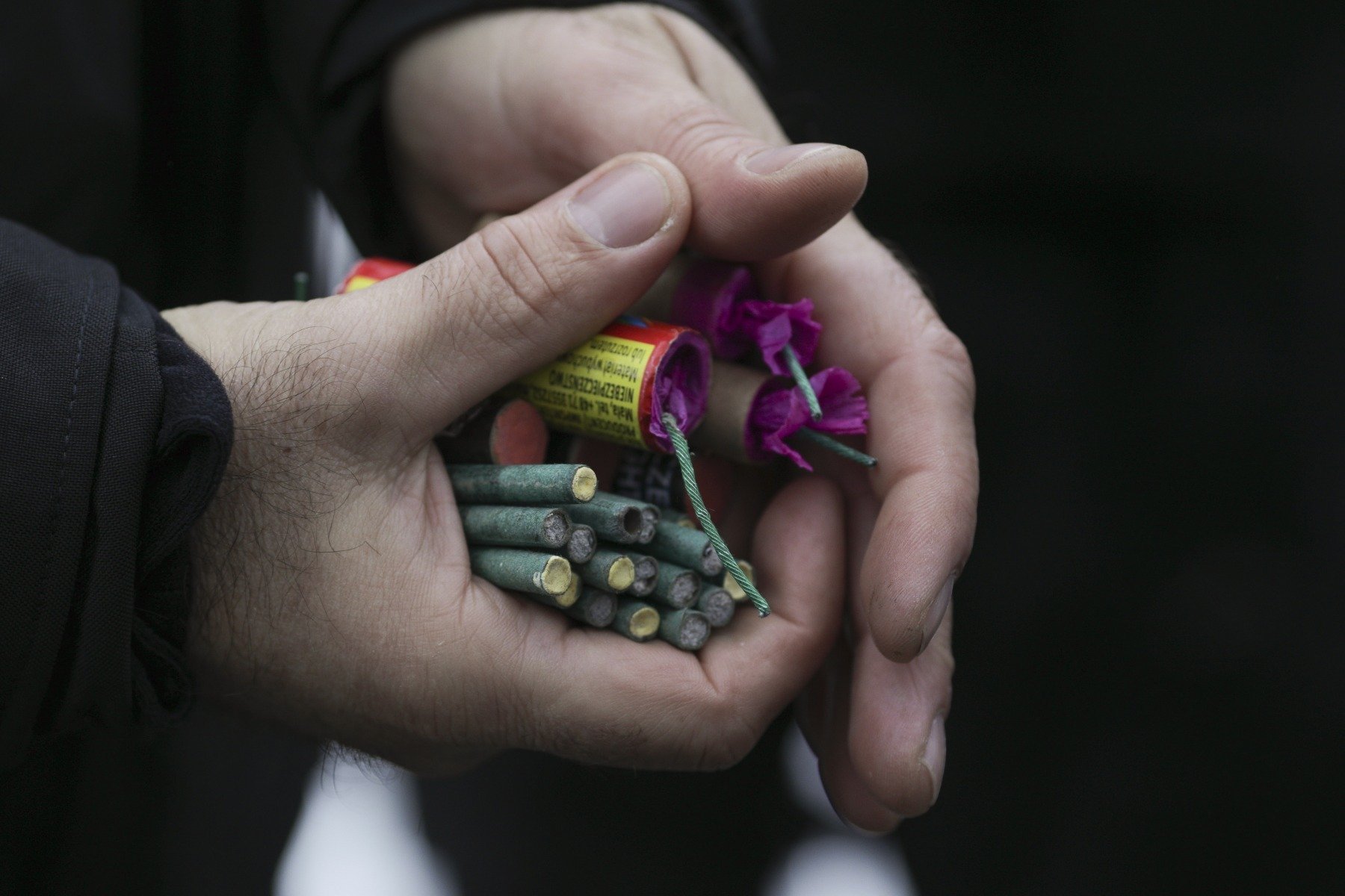 Un adolescent român de 17 ani a suferit o tragedie în noaptea de Revelion, în Italia, când o petardă a explodat în apropierea sa, cauzându-i răni grave și, în final, amputarea mâinii stângi