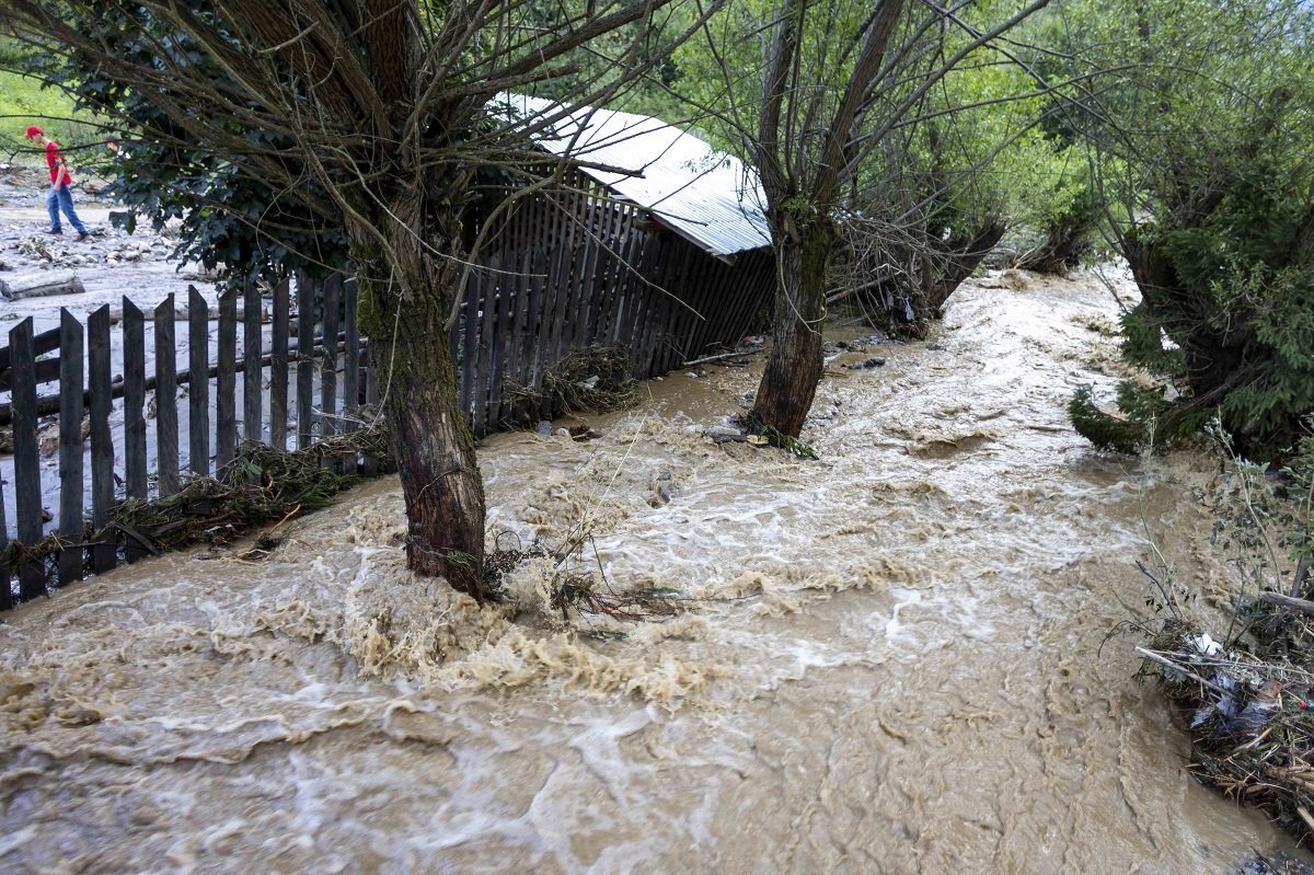 Inundații în opt județe, cod galben emis