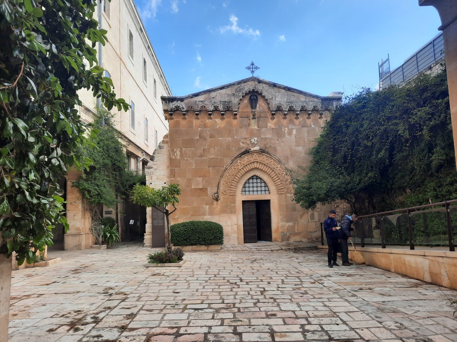 Descoperire senzațională la Ierusalim: un pandantiv evreiesc de 1.300 de ani Într-o descoperire fără precedent, arheologii Autorității pentru Antichități din Israel au dat peste un pandantiv din plumb, datând de aproximativ 1.300 de ani, în timpul unei campanii de săpături arheologice în sud-vestul Muntelui Templului, în Ierusalim