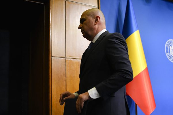 Ilie-Bolojan-pleaca-guvern-steag-scaled-e1769085836547.jpg - NewsFactor