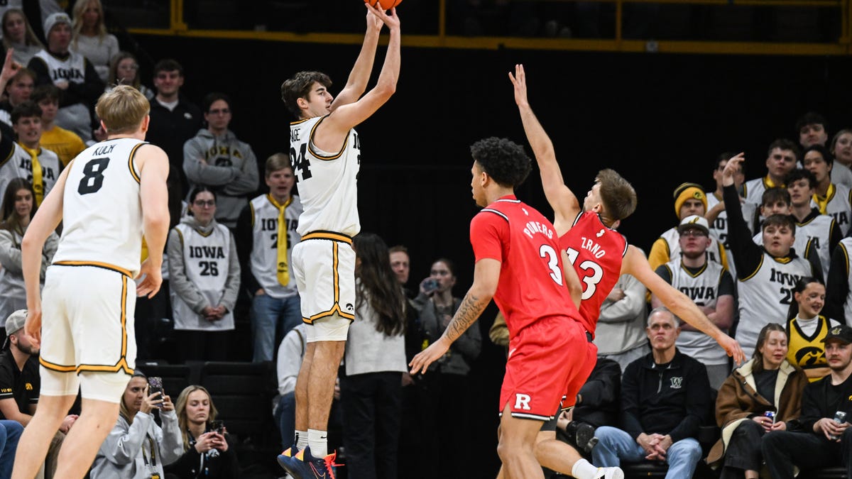 Iowa Hawkeyes înving Rutgers în meci tensionat, la limită IOWA CITY — Iowa Hawkeyes a obținut o victorie strânsă, 68-62, în fața echipei Rutgers, într-un meci disputat sâmbătă seara, în cadrul Carver-Hawkeye Arena