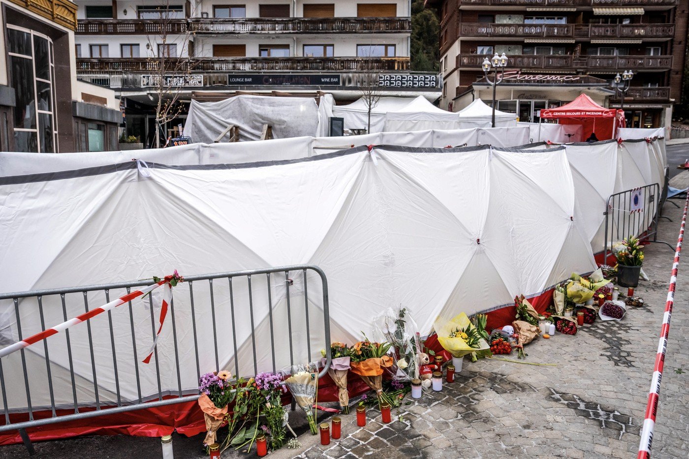 Tragedie în Crans-Montana: 40 de victime în incendiul de Revelion Cel puțin 40 de persoane au murit, iar alte 119 au fost rănite în urma unui incendiu devastator care a cuprins barul „Le Constellation” din stațiunea elvețiană de schi Crans-Montana, în noaptea dintre ani