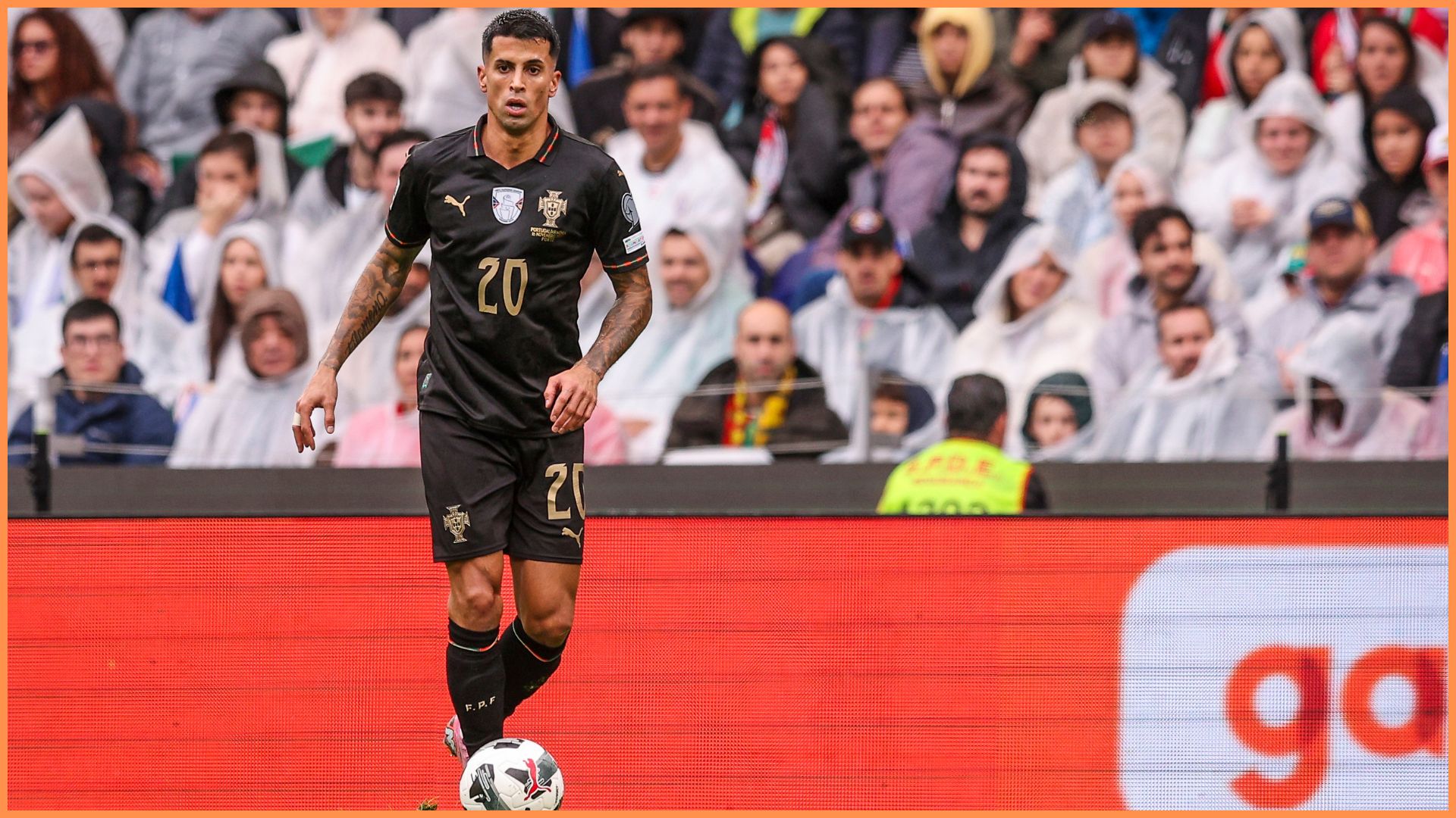 Barcelona în căutarea lui Joao Cancelo: Un transfer complicat FC Barcelona își manifestă interesul pentru Joao Cancelo, fost jucător împrumutat al clubului, în ceea ce ar putea fi o mutare surprinzătoare pe piața de transferuri din ianuarie