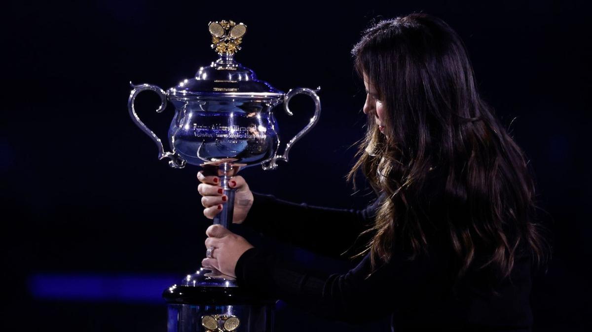 Jennifer Capriati, o revenire emoționantă pe terenul de tenis Jennifer Capriati, legendă a tenisului mondial, a făcut o apariție rară în public, aducând trofeul Daphne Akhurst Memorial Cup înaintea finalei feminine de la Australian Open, desfășurată sâmbătă seara