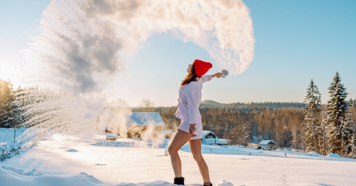 Ger cumplit și experimente inedite în România: Apa se transformă instant în cristale de gheață România este sub influența celui mai sever val de ger al sezonului, temperaturile nemaivăzute urmând să coboare la -15 grade Celsius