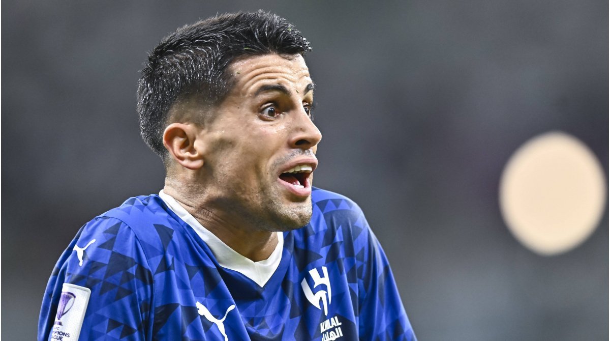 João Cancelo în drum spre Barcelona: O întoarcere a fostului star João Cancelo, fundașul portughez de 31 de ani, este pe cale să revină în Europa, iar Barcelona îi pregătește un nou contract, renunțând la o ofertă tentantă din partea echipei Inter Milano