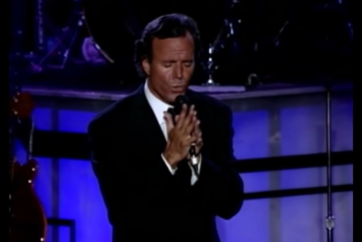 Julio Iglesias, una dintre cele mai mari vedete ale muzicii latino, este acuzat de două foste angajate de „hărţuire sexuală”, „trafic de persoane” și „muncă forțată”