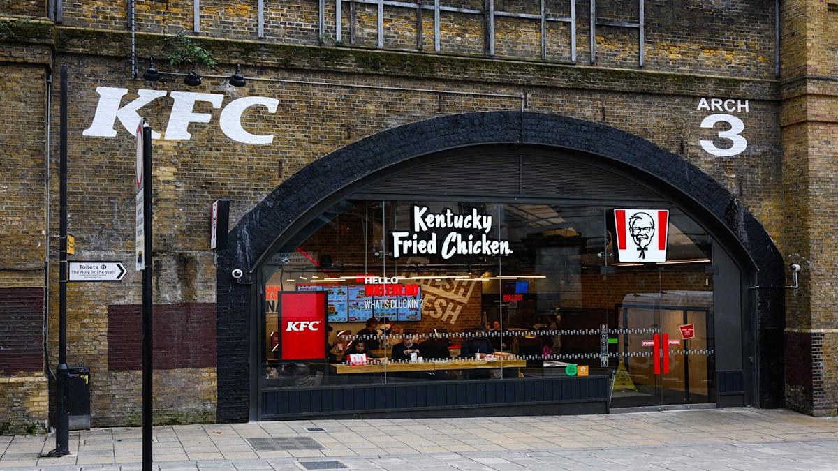 KFC lansează gama de băuturi „Kwench” în Regatul Unit și Irlanda KFC UK și Irlanda își propune să cucerească piața băuturilor pentru tinerii din generația Z prin introducerea unei noi linii de specialitate intitulată „Kwench by KFC”