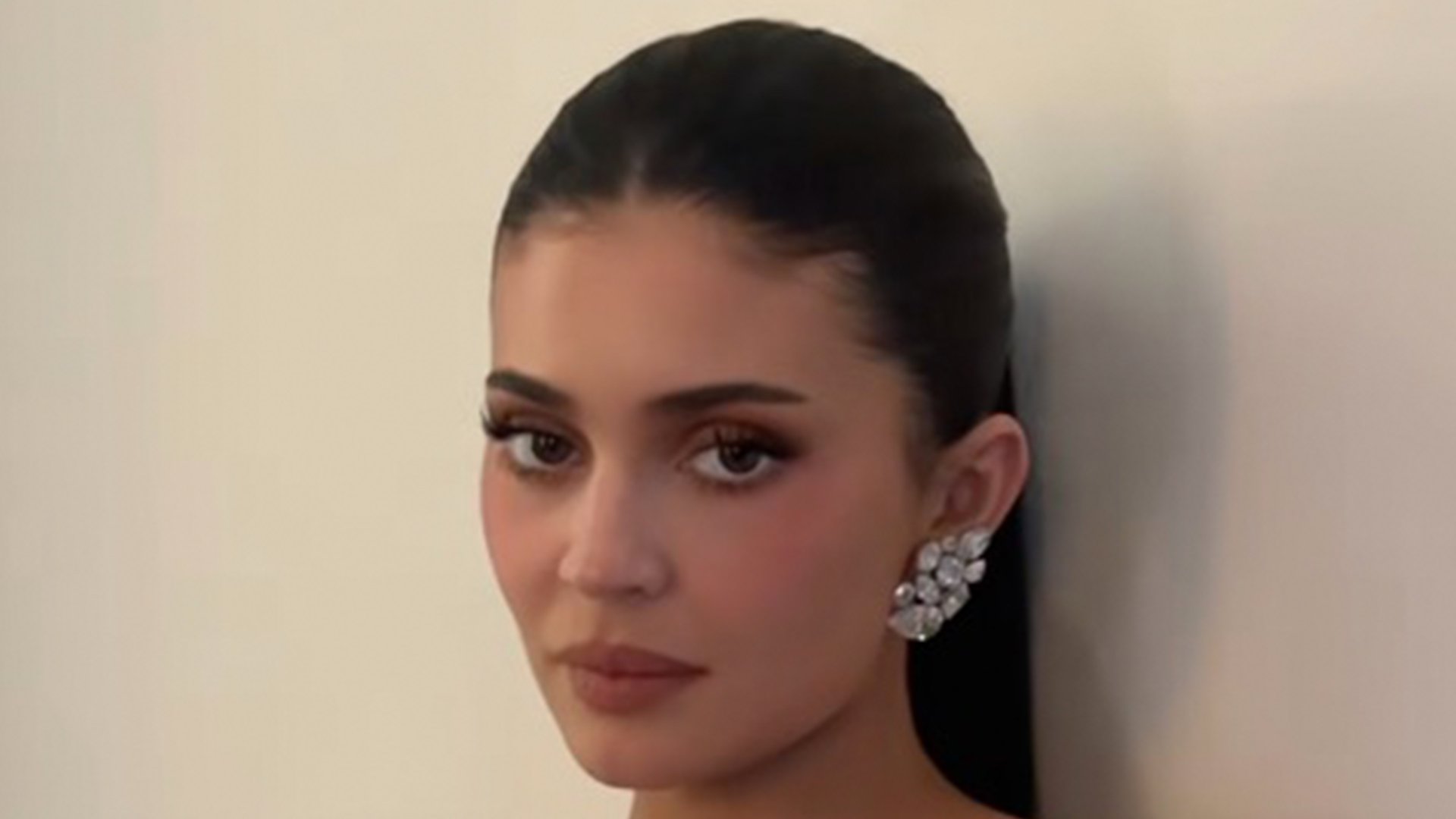 Kylie Jenner impresionează la Golden Globes cu o rochie strălucitoare Kylie Jenner a fost una dintre cele mai urmărite apariții la cea de-a 83-a ediție a Golden Globes, deși a ales să sară peste covorul roșu