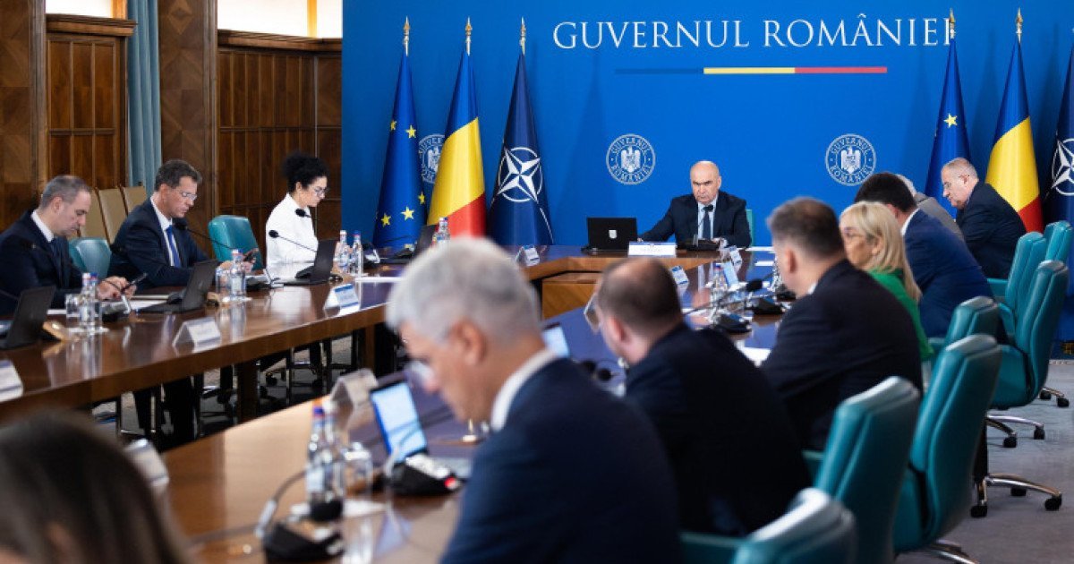 Guvernul propune interzicerea cumulului pensie-salariu pentru bugetari Guvernul României a discutat, în ședința de joi, în primă lectură, un proiect de lege care vizează interzicerea cumulului pensie-salariu pentru persoanele care beneficiază de pensii speciale