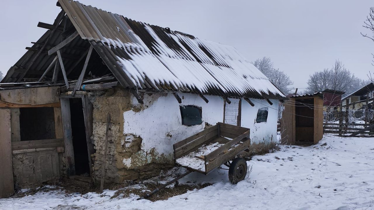 Percheziții în Botoșani pentru destructurarea unei rețele de acte false Joi seară, Sindicatul Europol a publicat fotografii surprinzătoare de la adrese din județul Botoșani, locații în care potrivit sindicaliștilor locuiesc persoane din Moldova, Ucraina și Rusia, suspectate că ar fi obținut acte românești pe baza unor documente false