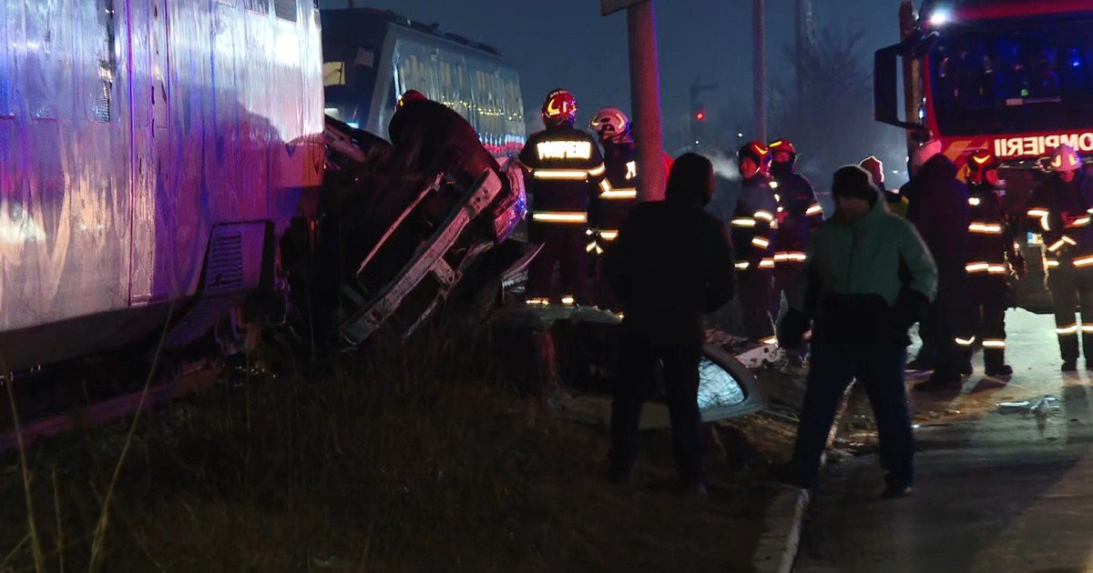 Accident grav în Chiajna: mașină lovită de tren, un bărbat scos inconștient din vehicul Un accident feroviar grav a avut loc marți seară în localitatea Chiajna, județul Ilfov, când un tren a lovit un autoturism răsturnat pe liniile de cale ferată