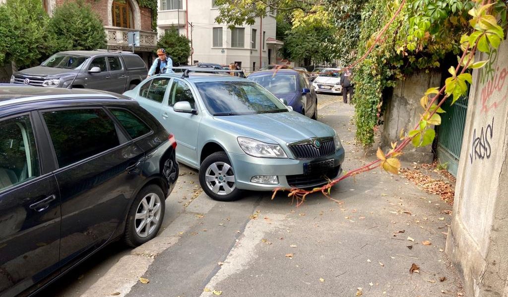 Masini-parcate-trotuar-7.jpg - NewsFactor