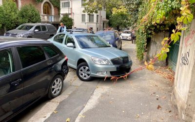 Masini-parcate-trotuar-7.jpg - NewsFactor