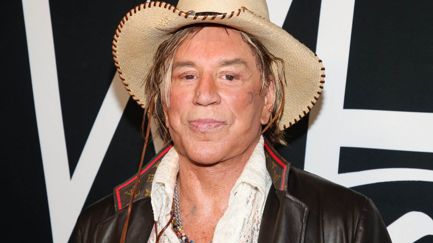 Mickey Rourke, în pragul evacuării: apel emoționant pentru ajutor Actorul Mickey Rourke, în vârstă de 73 de ani, se confruntă cu o situație dramatică în Los Angeles, unde a primit o notificare de evacuare din locuința sa