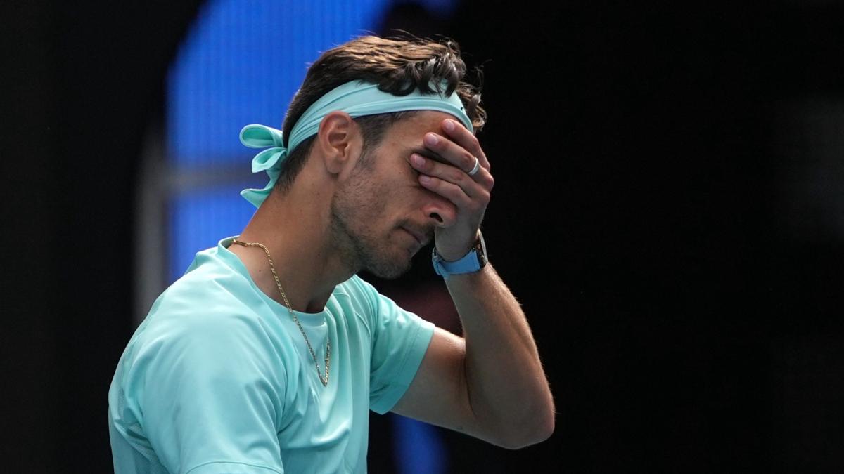 Lorenzo Musetti: Un vis frânt în semifinale Lorenzo Musetti, tânărul tenisman italian, a suferit o dureroasă înfrângere în sferturile de finală ale Australian Open, după ce a fost forțat să se retragă din meciul cu Novak Djokovic din cauza unei accidentări
