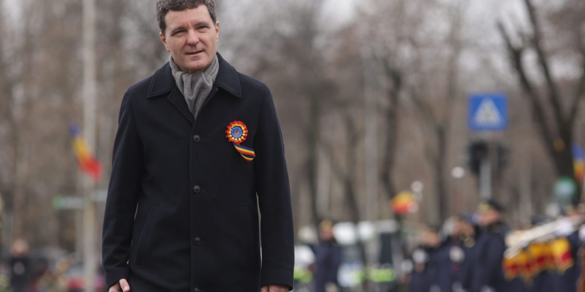 Nicusor-Dan-la-parada-militara-scaled.jpg - NewsFactor