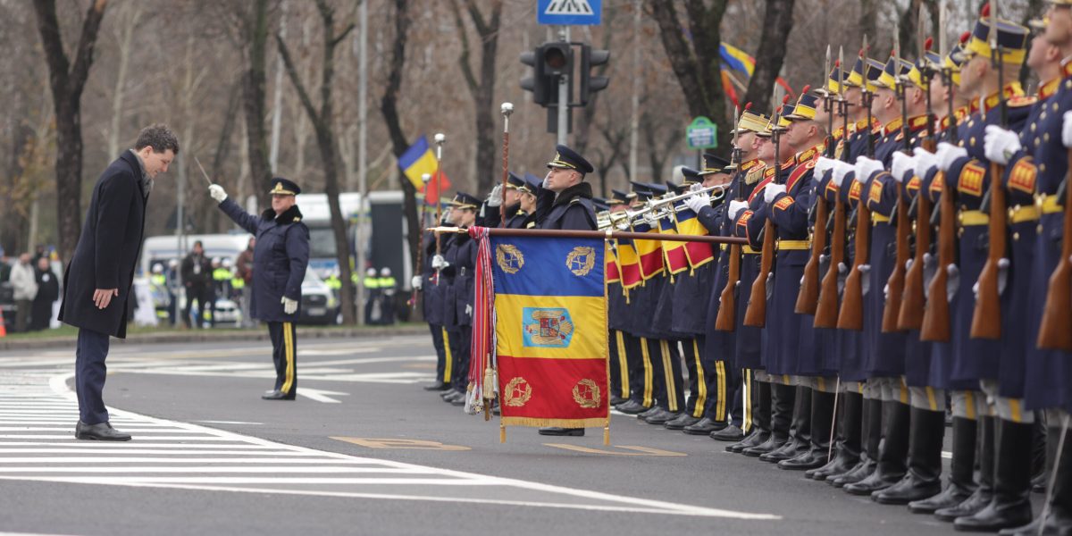 Nicusor-Dan-militari-soldati-scaled.jpg - NewsFactor