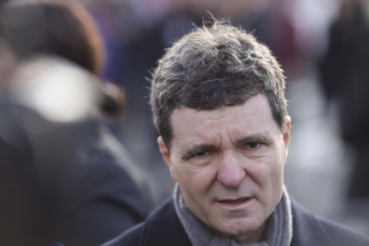 Nicușor Dan, blocat la Paris