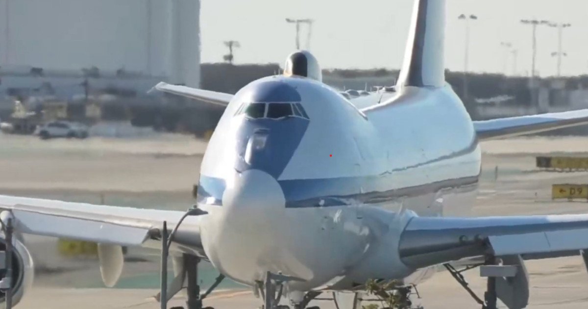Avionul Apocalipsei aterizează pe un aeroport civil din Los Angeles Pe 8 ianuarie, E-4B Nightwatch, supranumit „avionul apocalipsei”, a aterizat pentru prima dată pe un aeroport civil, un moment istoric care a surprins atât analiștii, cât și publicul internațional