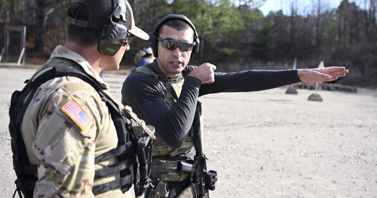 Operațiune americană de amploare: Capturarea lui Nicolás Maduro în Venezuela În noaptea de vineri spre sâmbătă, Statele Unite au efectuat o operațiune militară complexă în Venezuela, în urma căreia președintele Nicolás Maduro a fost capturat și evacuat pe cale aeriană