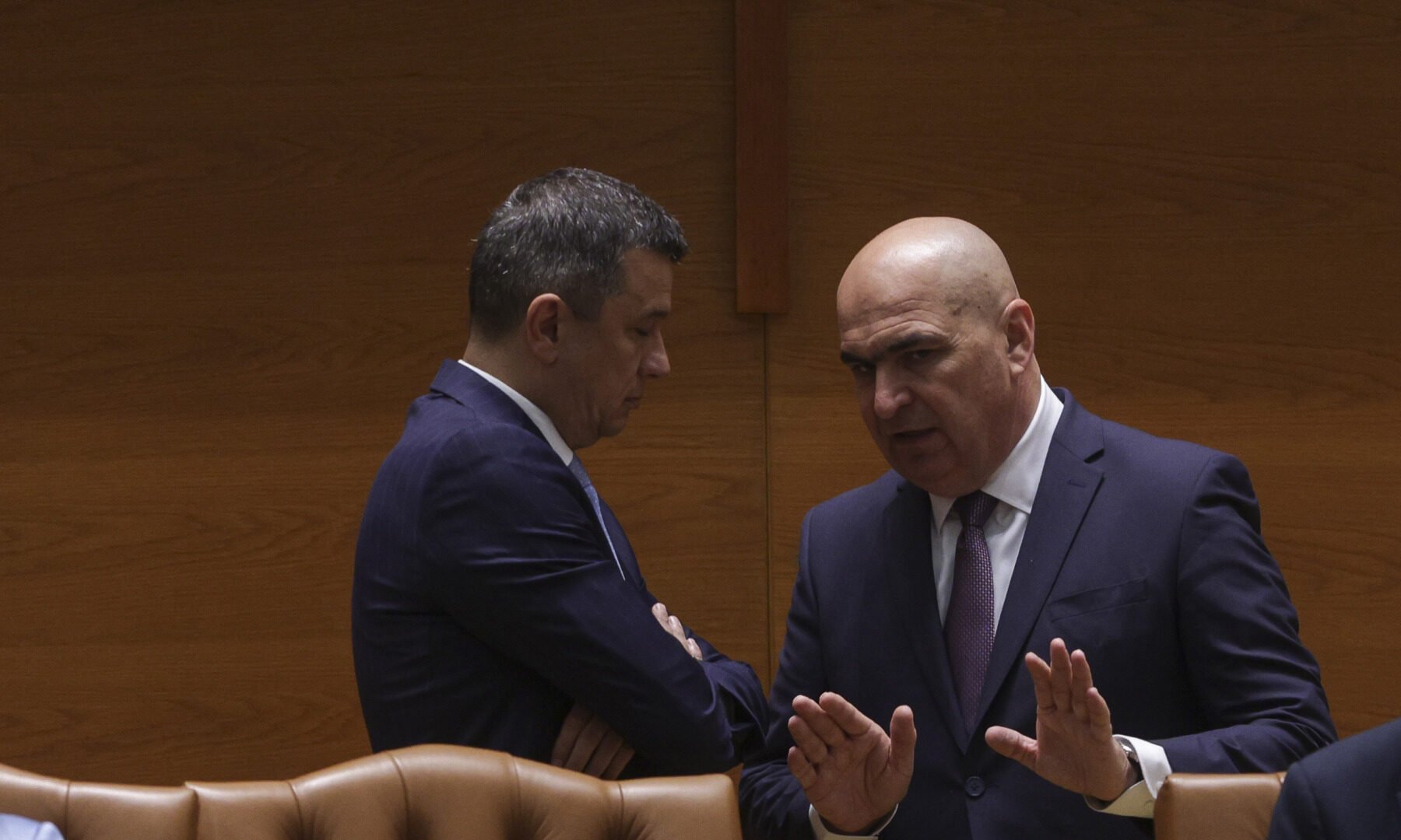 Premierul rămâne în funcție