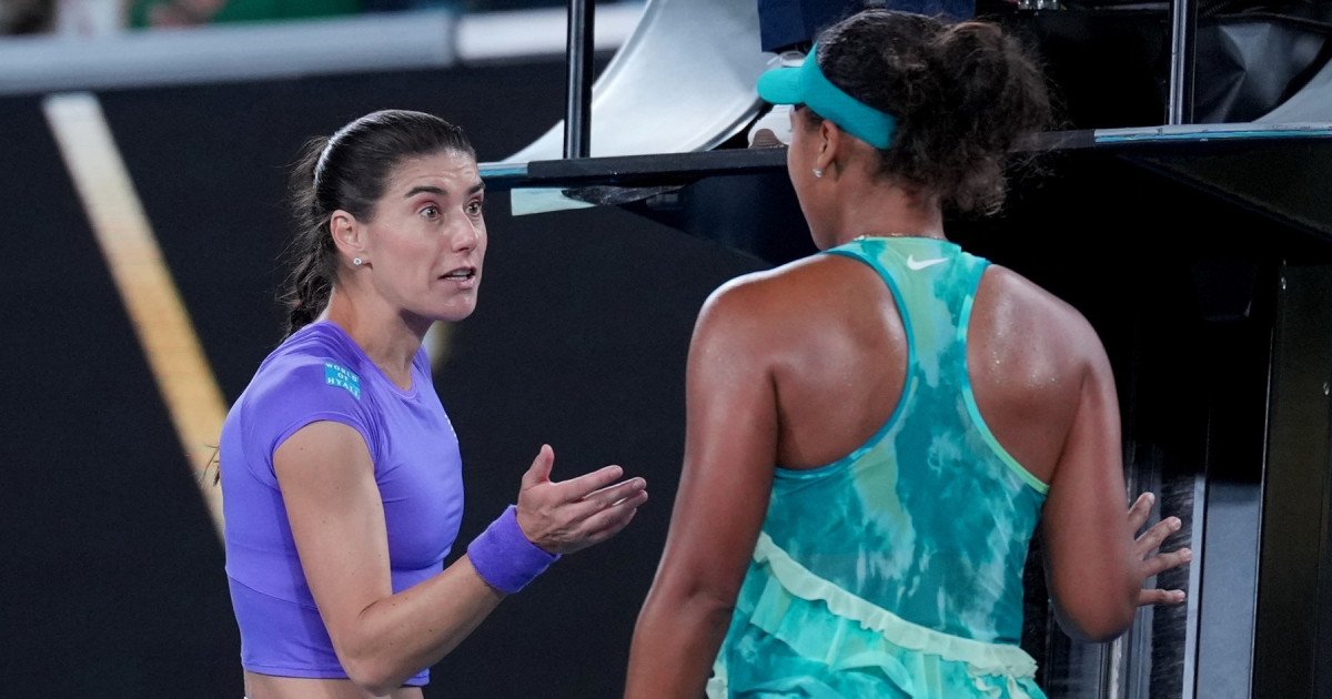 Sorana Cîrstea eliminată de Naomi Osaka la Australian Open, tensiuni la finalul meciului Jucătoarea română de tenis Sorana Cîrstea a fost eliminată din turneul Australian Open de japoneza Naomi Osaka, după un meci strâns care s-a încheiat cu scorul de 6-3, 4-6, 6-2