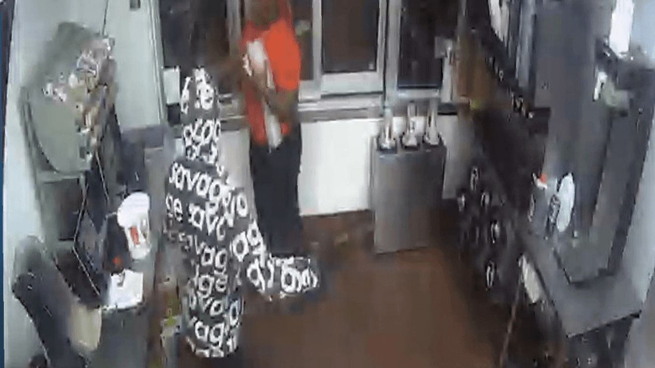 Tânăr suspect înarmat cu mască, căutat după o jaf la KFC Departamentul de Poliție din Goldsboro solicită ajutorul comunității pentru identificarea unui suspect asociat cu un jaf care a avut loc pe East Ash Street