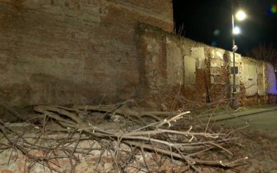 Un zid vechi s-a prăbușit pe trotuar în centrul Aradului. O mașină a fost avariată și un copac a fost rupt
