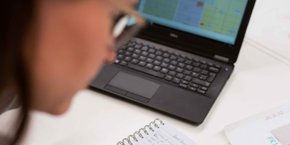 Profesor-cursuri-online-invatare-digitala-tableta-Pexels-scaled.jpg - NewsFactor