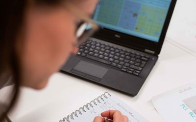 Profesor-cursuri-online-invatare-digitala-tableta-Pexels-scaled.jpg - NewsFactor