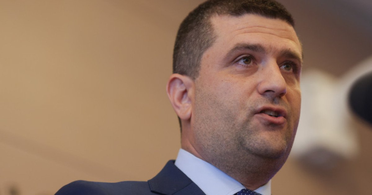 Radu Miruță revine asupra declarațiilor despre patriotismul lui Ceaușescu Ministrul Apărării, Radu Miruță, a clarificat astăzi controversata sa poziție privind figura lui Nicolae Ceaușescu, după un val de reacții critice apărute în mediul online