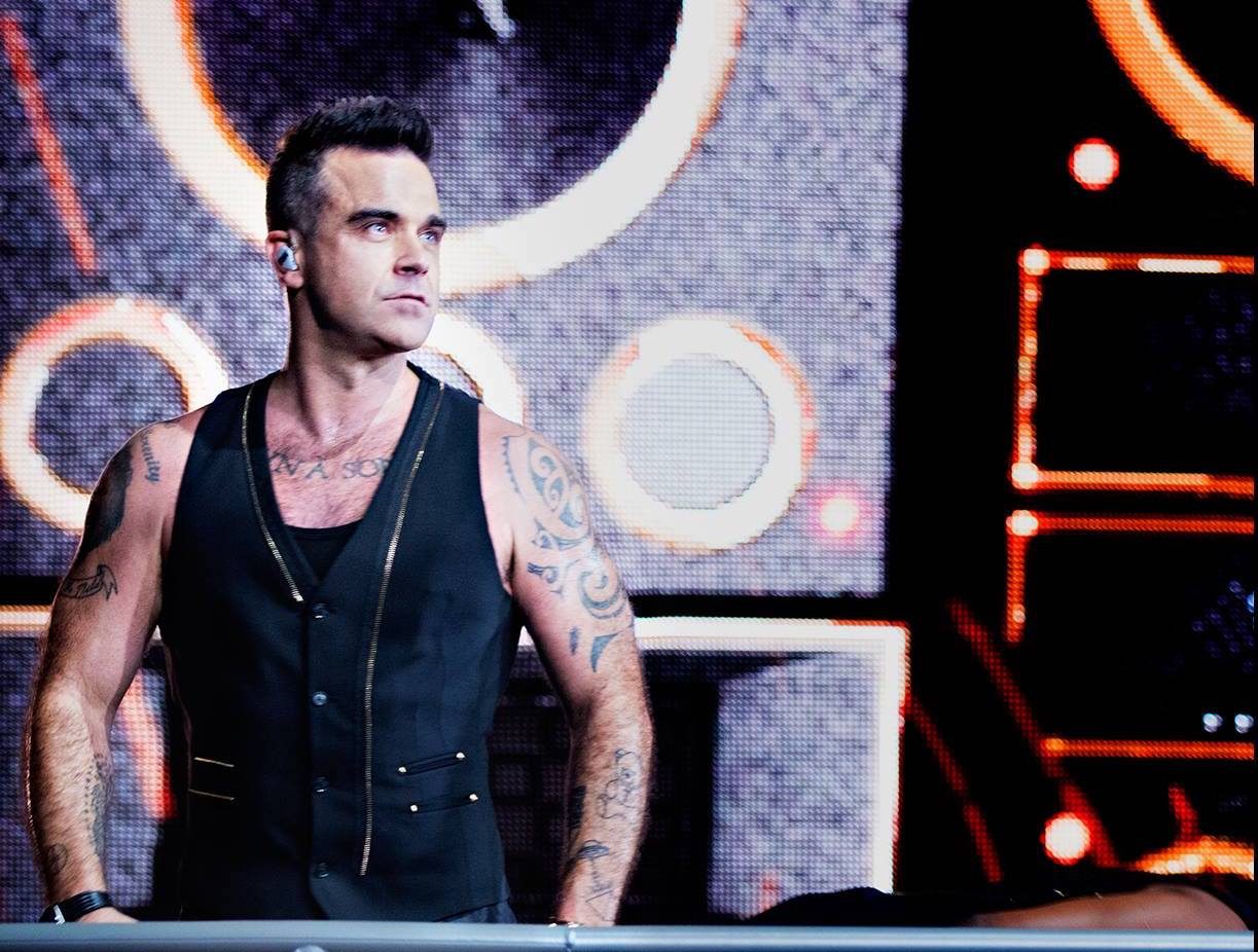 Robbie Williams, solistul pop britanic, a devenit artistul cu cele mai multe albume pe locul 1 în topurile muzicale britanice, depășind legendara formație Beatles