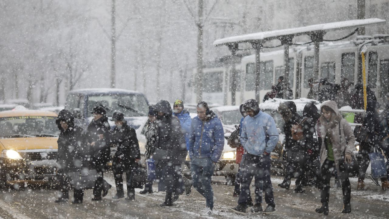 Ger și ninsori pe fondul unui ciclon mediteranean: România se confruntă cu o iarnă accentuată O masă de aer cald din sud va interacționa cu aerul polar-arctic, provocând o schimbare drastică a vremii în România