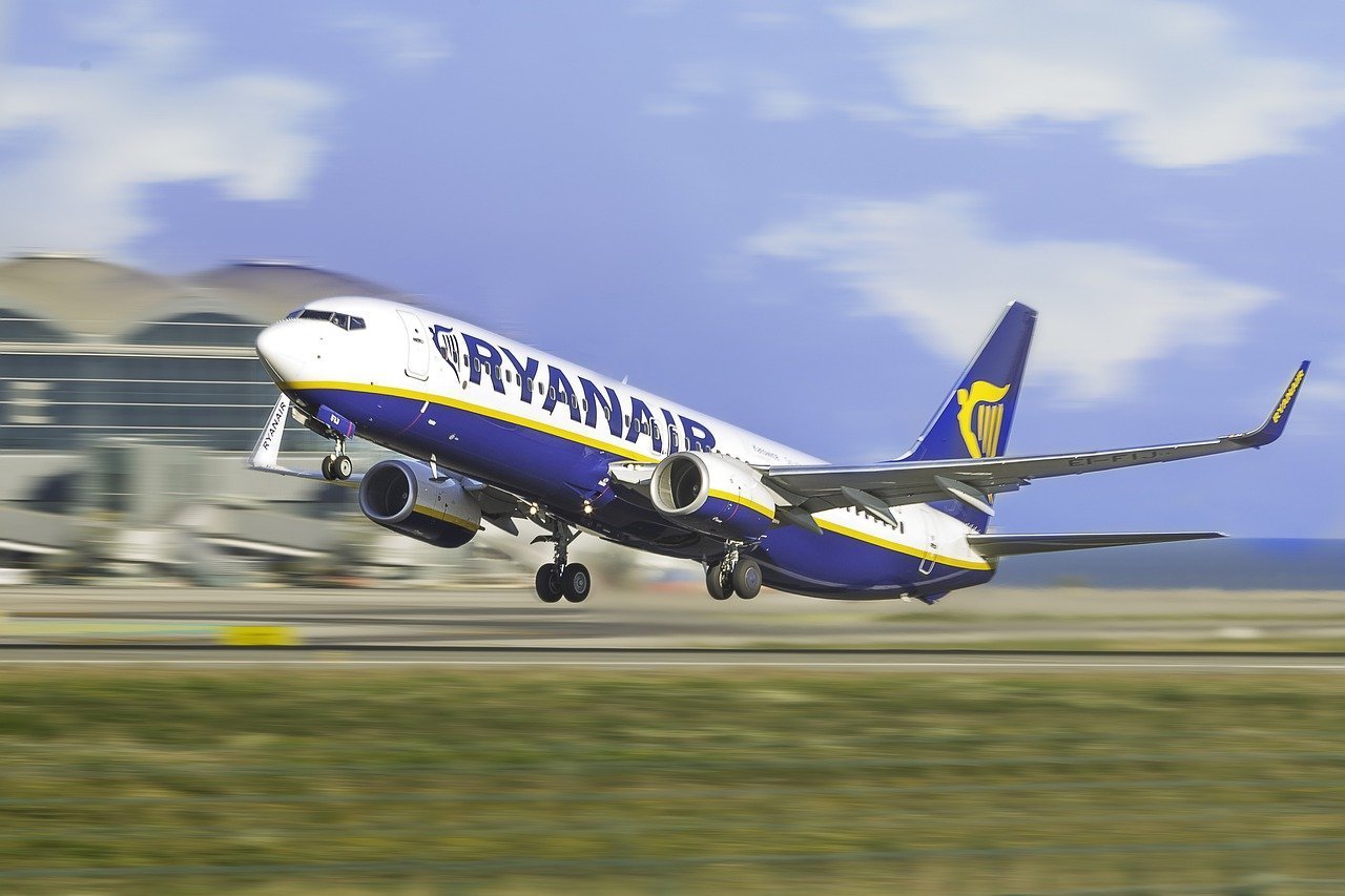 Ryanair renunță la rute în România