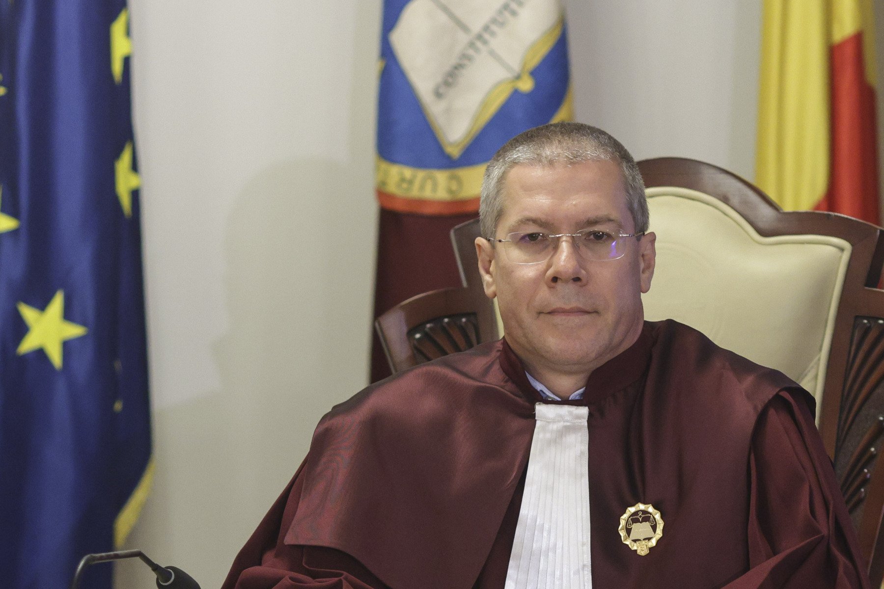 Curtea Constituțională a României (CCR) este în centrul unui scandal politic și social, după ce a amânat repetat decizia în legătură cu legea pensiilor speciale