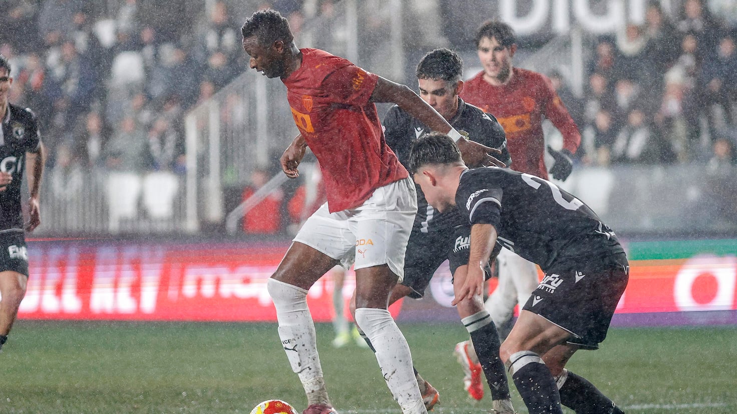 Valencia învinge Burgos: O prestație solidă în Cupă Valencia a reușit o victorie confortabilă împotriva echipei Burgos, scor 2-0, pe terenul rivalei, avansând astfel în competiția cupei