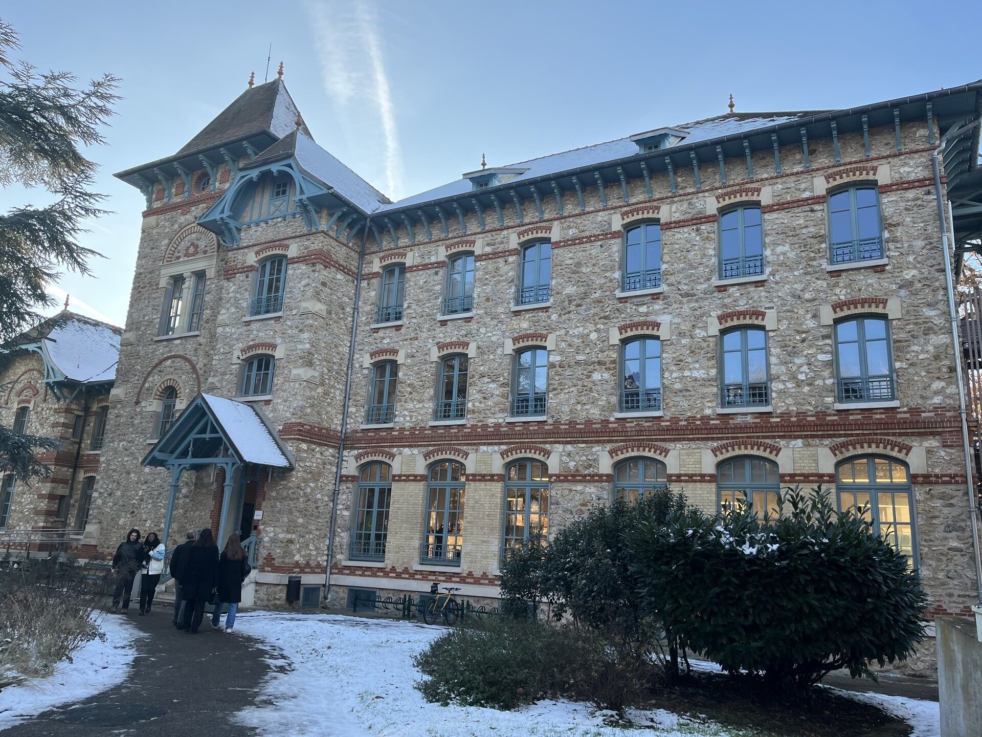 Spionii se formează la Universitatea din Paris