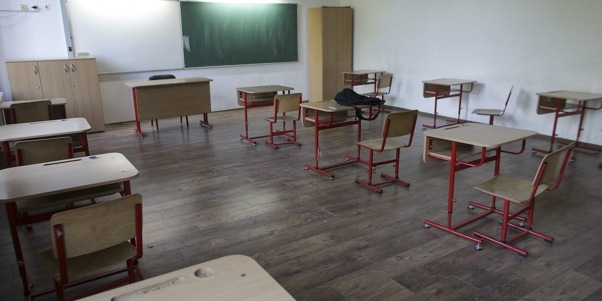 Scoala-clasa-goala-banci-tabla-Foto-INQUAM-Photos-Octav-Ganea.jpg - NewsFactor