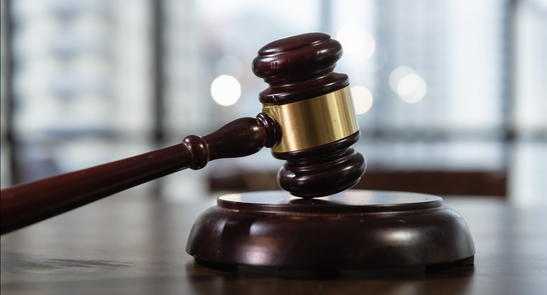 Instanța amână decizia în cazul comitetului guvernamental pentru legile justiției.