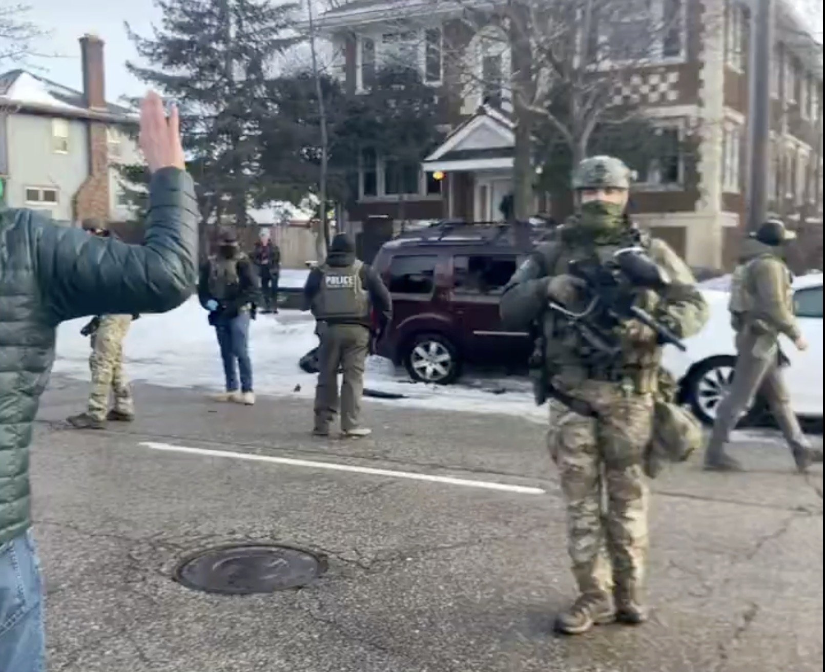 Agenții ICE împiedică medic să ajute femeie împușcată