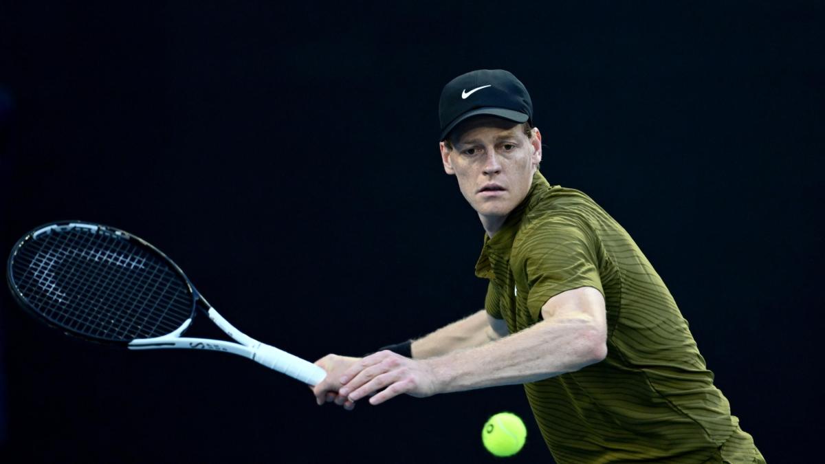 Australian Open 2026: Sinner și Darderi se întâlnesc pe Margaret Court Arena În ziua de 26 ianuarie 2026, Jannik Sinner, cap de serie numărul 1 al Italian Open-ului, se pregătește să înfrunte pe conaționalul său Luciano Darderi în optimea de finală a turneului Australian Open