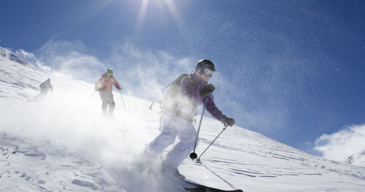 Pârtiile din Poiana Brașov, aglomerate în weekend, dar cu un avertisment din partea salvamontiștilor Poiana Brașov se pregătește pentru un weekend plin de turiști, cu pârtiile montane deschise și un strat generos de zăpadă